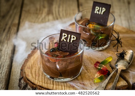Chocolate mousse with gelly worm