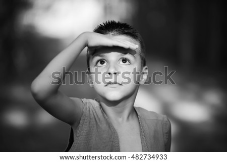 child looking up black and white photography
