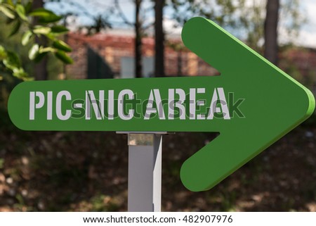 Picnic Area Arrow-shaped Sign: Green Symbol
