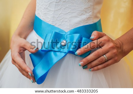 blue bow on wedding dress