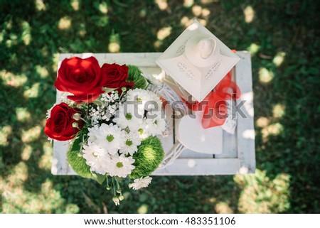 Background with flowers and objects that make the colors of the Italian flag.