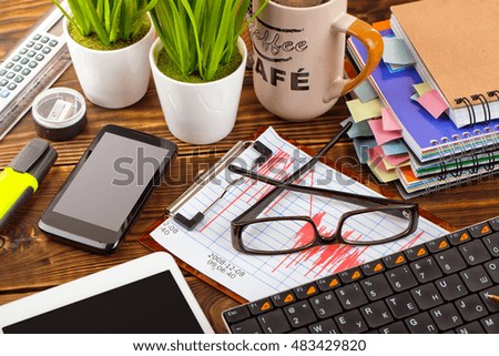 Business Objects office expanded in composition on a table
