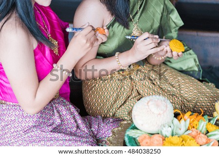 hands of artist carving Thai fruits
