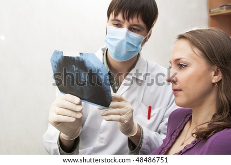 The stomatologist shows x-ray picture