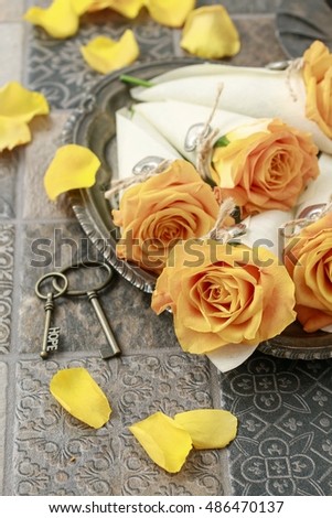 Florist at work: how to make lovely present for wedding guests with roses. Step by step, tutorial. 