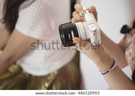 Mirrorless camera in the hands of women