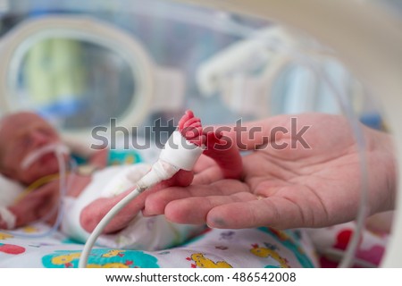 neonatal infant pulse oximeter for premature babies Royalty-Free Stock Photo #486542008