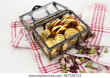 A golden chocolate coins.Chintz on chess
Sprinkle withchocolate rocks.