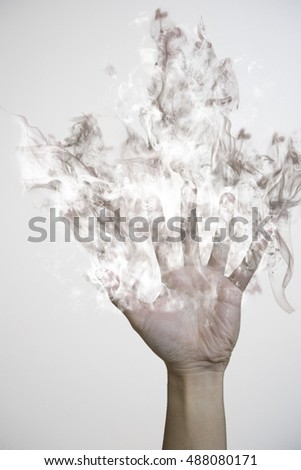 Left-hand was a haze. Because the accumulation of dust pollution in the city.Hands are dissolved into a haze.The left hand is about to disappear.
Hands were dissolved into smoke.