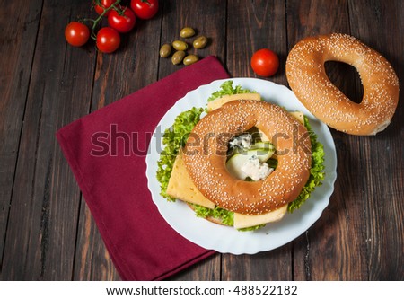 wholemeal bagel with green pesto, fresh vegetables, cheese, tomato and pear.