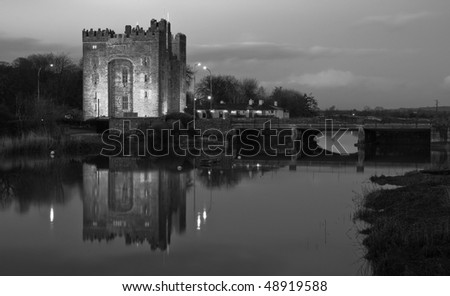 photo breathtaking bunratty castle in west of ireland at night
