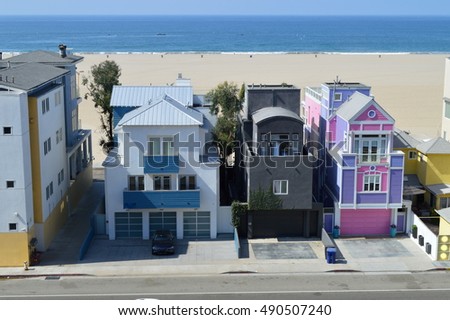 Houses and estates in the seaside of Santa Monica City. California.