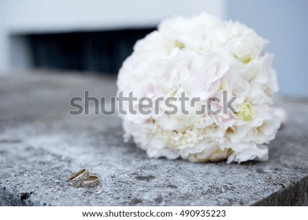 wedding details of a ring bouquet