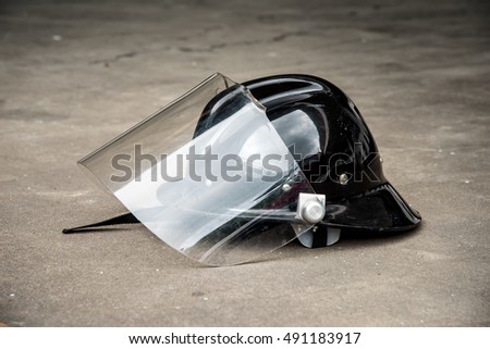 Black fire fighting helmet