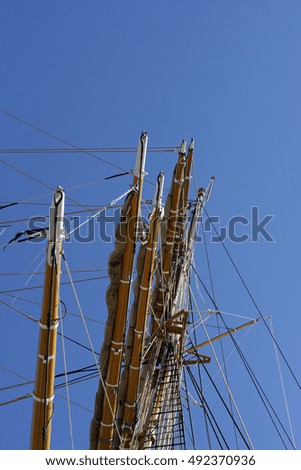 detail of a wooden mast 