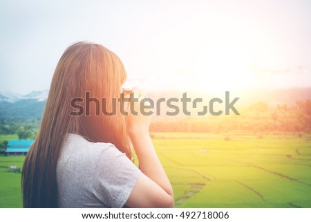 young woman with camera travel photo of photographer in Fields