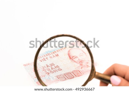 New 500 dongs under magnifying glass