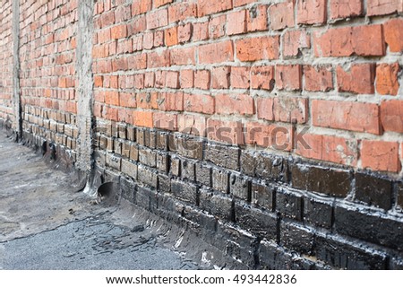 Covered brick wall, bitumen primer for improving adhesion during surfacing, contiguity with rolled waterproofing, during the installation of flat roof.