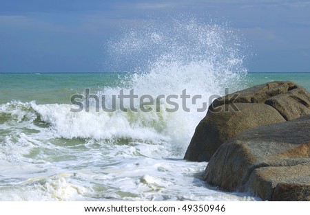 Waves crushing into the rocks (Koh Samui, Thailand)