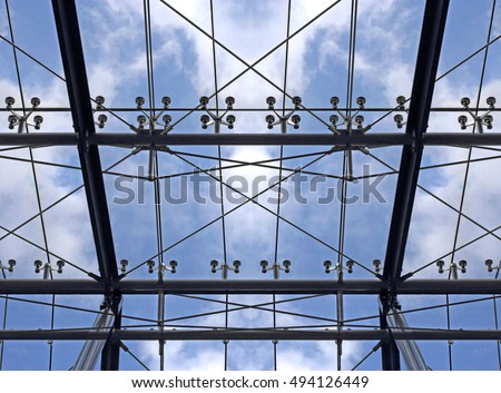 Sky in an office. All-over glazed roof / ceiling. Modular hi-tech architecture.