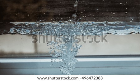 Flowing water with bubbles in the aquarium