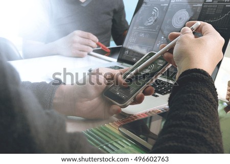 Photo website graphic designer hand working with new project modern studio. laptop digital tablet smart phone on wood table.Books papers documents. Blurred background, sun flare effect