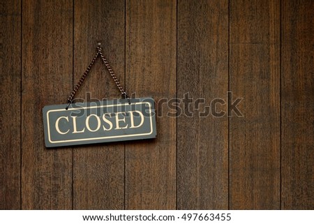 closed signage on the wood door. The vintage and simple style.