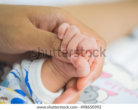 finger newborn blur background