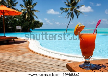 cocktail with a heavenly view on paradise island