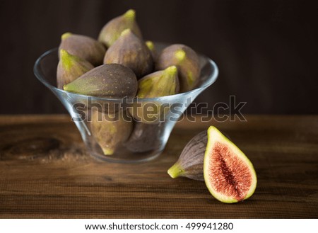  Bowl of figs on a wooden table
