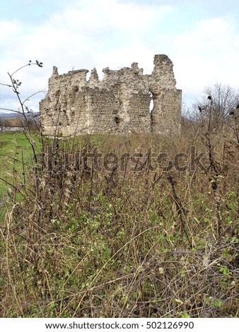 Srednensky Castle - located in the village of urban type Average Uzhgorod district. Serednyansky castle forms a quadrangular tower-dungeon, which reaches a height of 20 m and a wall thickness - 2.6 m.