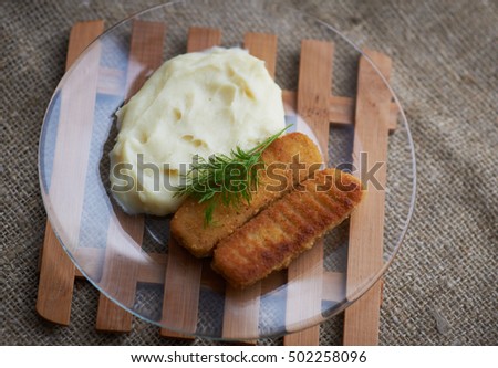 mashed potatoes with fish sticks
