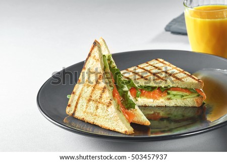 toast sandwich with salmon