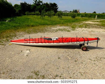 Photo picture of a red kayak on the beach