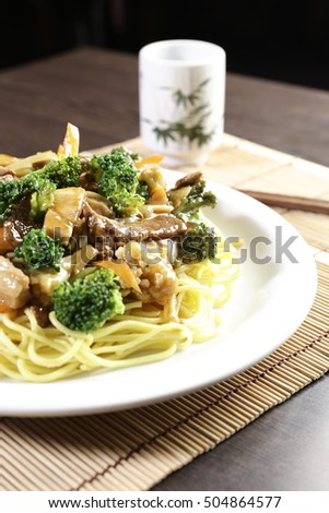 yakisoba noodle meat vegetables japanese food