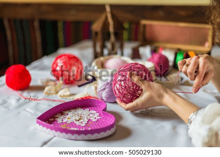 Female hand decorate balloon