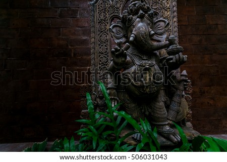 Carved wooden Ganesh temples in India that no one owns, or is an artist of the people.