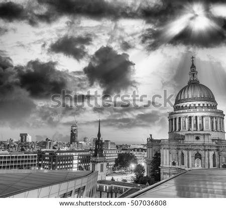 St Paul Cathedral and London night skyline in black and white.