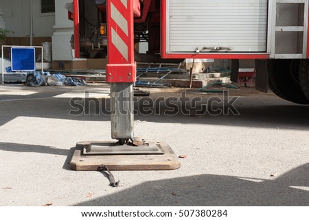 hydraulic foot for stand of a truck