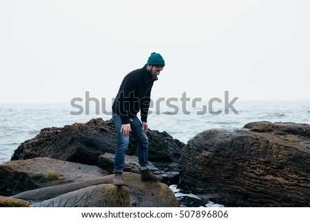 atmospheric pictures sailor at sea, where it goes on the rocks and surrounded by rocks