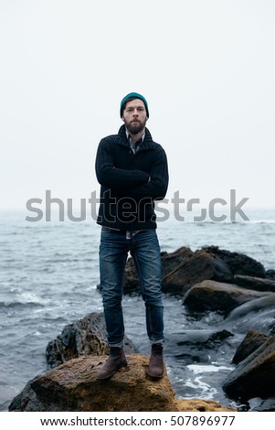 atmospheric pictures sailor at sea, where it goes on the rocks and surrounded by rocks