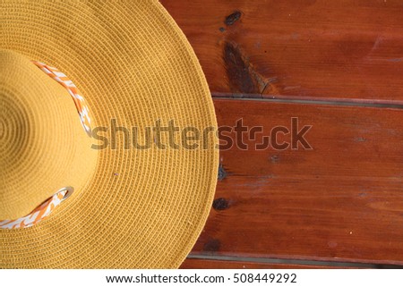 
Still on the table with a yellow hat on a wooden table