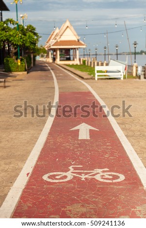 Thailand government has equipped a large number of bikeways, separate cycle paths stripe, making the journey on a bicycle convenient and quick way to see the main attractions of the country Thailand