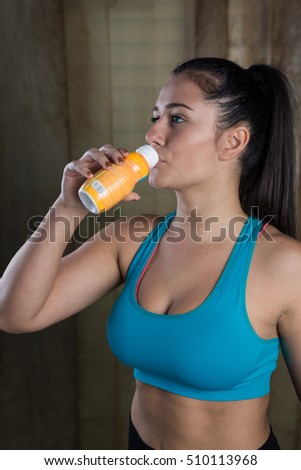 portrait of muscular and sporty woman with diet suplementation for muscular and sporty woman with diet suplementation for copy space. For product display montage. Business presentation.opy space