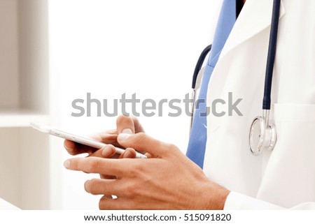 hands doctor with mobile