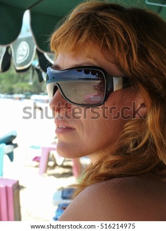 the reflection of the sea in the glasses girl / the reflection of the sea in glasses redheaded girls