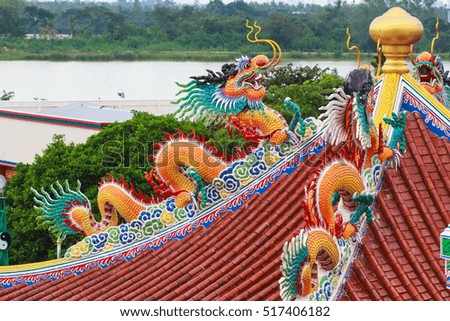dragon statue on china temple roof