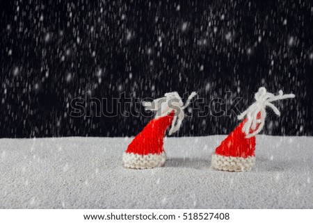 Christmas-hats and snow falling from the sky