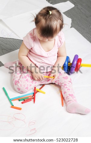 Little girl draws felt-tip pens
