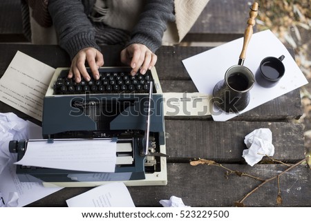 woman typing on a typewriter Royalty-Free Stock Photo #523229500